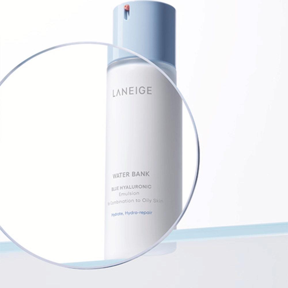 LANEIGE Water Bank Blue Hyaluronic Emulsion με ανοιχτό μπλε αντλία, φαίνεται μέσα από μεγεθυντικό φακό σε λευκό φόντο με μπλε περίγραμμα.