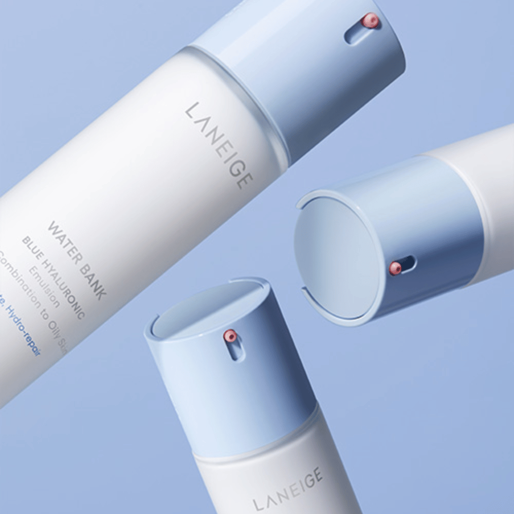 Τρία μπουκάλια του LANEIGE Water Bank Blue Hyaluronic Emulsion με ανοιχτό μπλε κεφαλές αντλίας σε μπλε φόντο, εμφανίζονται από διαφορετικές γωνίες.