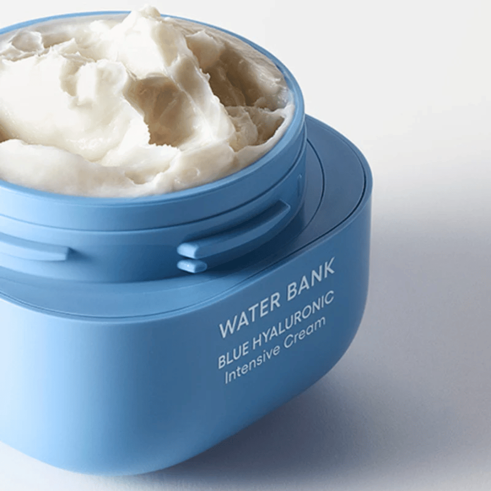 Ανοιχτό δοχείο του LANEIGE Water Bank Blue Hyaluronic Intensive Cream που δείχνει την πλούσια κρεμώδη υφή, σε ανοιχτό φόντο.
