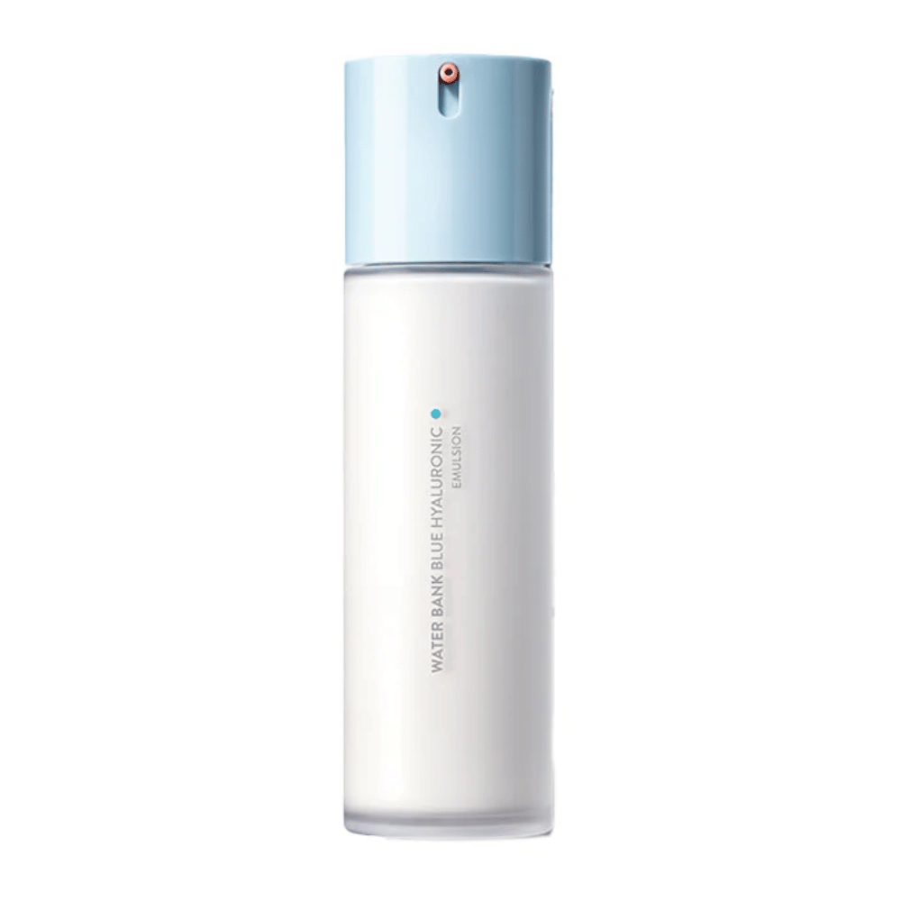 LANEIGE Water Bank Blue Hyaluronic Emulsion σε λευκό μπουκάλι με ανοιχτό μπλε αντλία και μινιμαλιστικό σχεδιασμό, απομονωμένο σε λευκό φόντο.