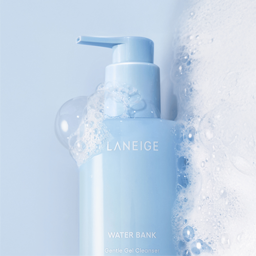 LANEIGE Water Bank Gentle Gel Cleanser καλυμμένο με αφρό και φυσαλίδες σε ανοιχτό μπλε φόντο, που υποδηλώνει καθαριότητα και φρεσκάδα.