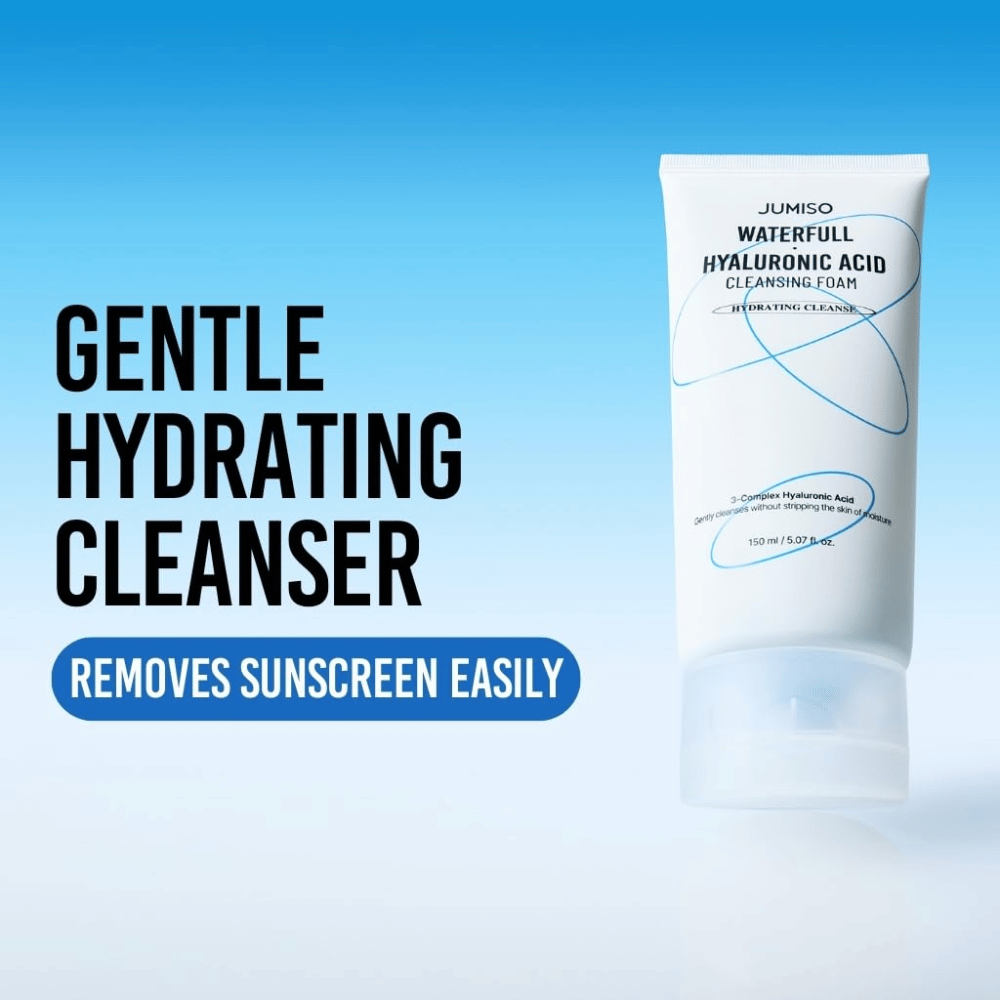 Εικόνα προϊόντος του/της Jumiso Waterfull Hyaluronic Acid Cleansing Foam σε μπλε φόντο. Η έμφαση δίνεται σε ένα απαλό και ενυδατικό καθαριστικό προσώπου που αφαιρεί αποτελεσματικά το αντηλιακό και τους καθημερινούς ρύπους.