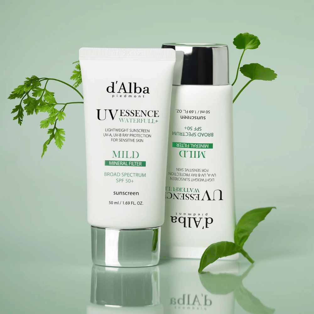 d’Alba Waterfull Mild Sun Cream SPF 50+ φωτογραφημένη με πράσινα φύλλα. Ήπια αντηλιακή κρέμα με ανόργανα συστατικά που προσφέρει ευρύ φάσμα προστασίας και ενυδατική φόρμουλα για ευαίσθητο δέρμα.