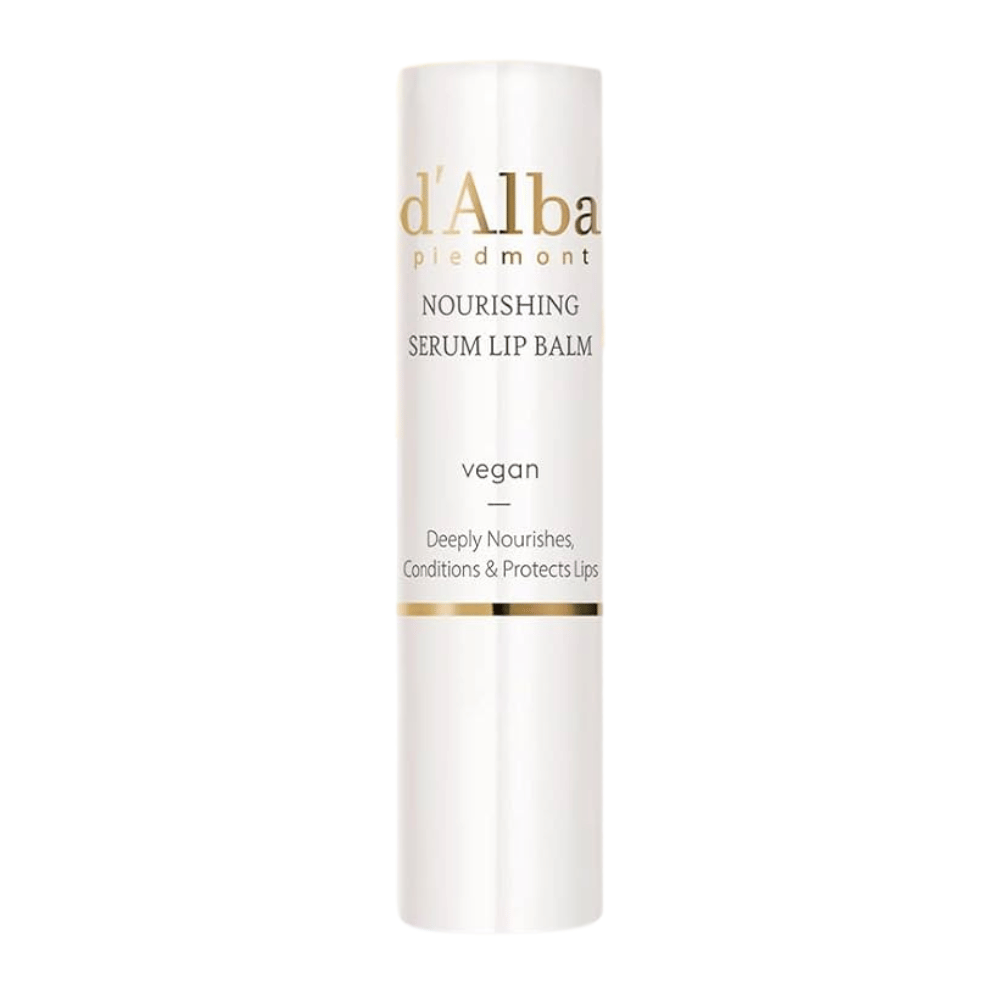 Produktbild på d'Alba Nourishing Serum Lip Balm σε λευκή και χρυσή συσκευασία με το κείμενο "vegan" και "Deeply Nourishes, Conditions & Protects Lips".