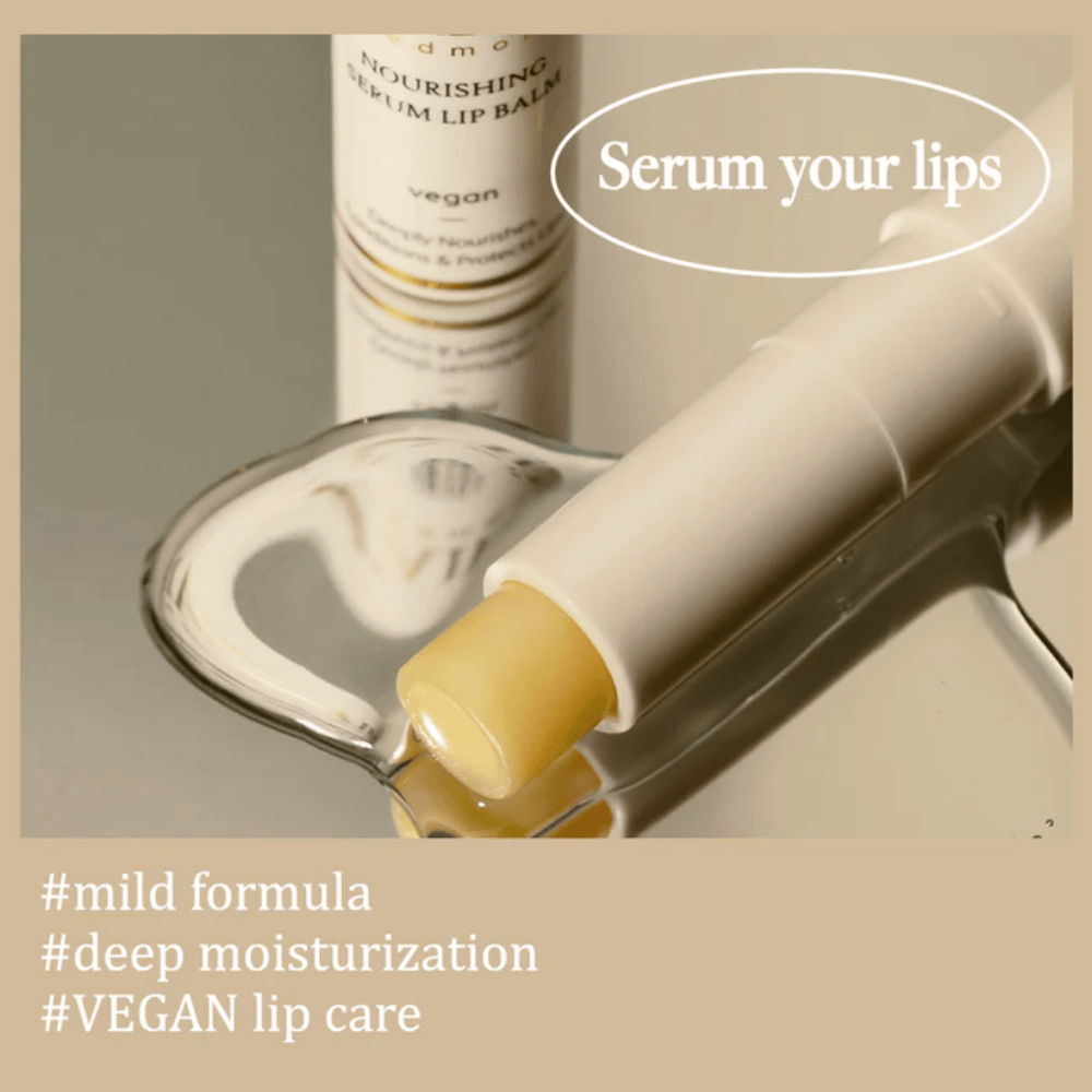 d'Alba Nourishing Serum Lip Balm σε κοντινή λήψη πάνω σε καθρέφτη με κείμενο για απαλή φόρμουλα, βαθιά ενυδάτωση και vegan περιποίηση χειλιών.