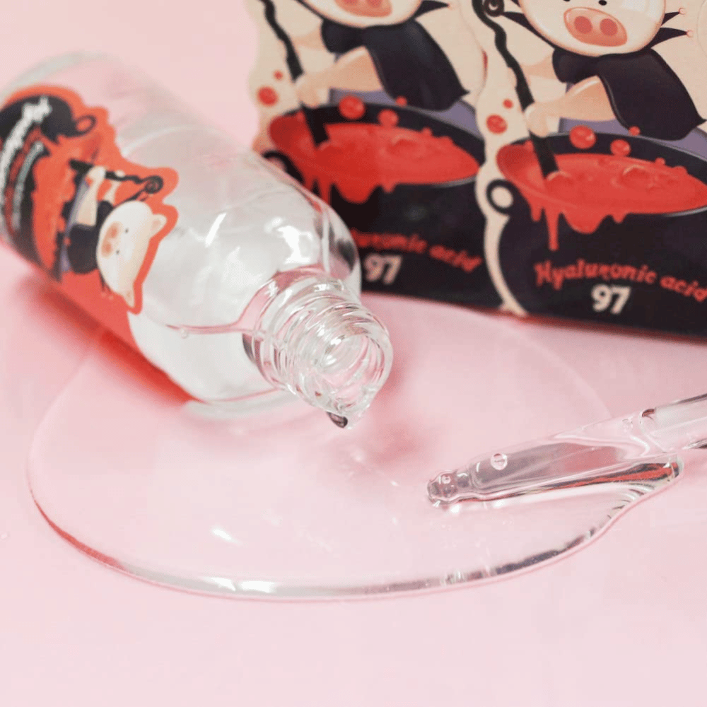 Κοντινό πλάνο του Elizavecca Hyaluronic Acid 97 με πιπέτα και καθαρή υφή ορού που απορροφάται γρήγορα και ενυδατώνει το δέρμα σε βάθος.