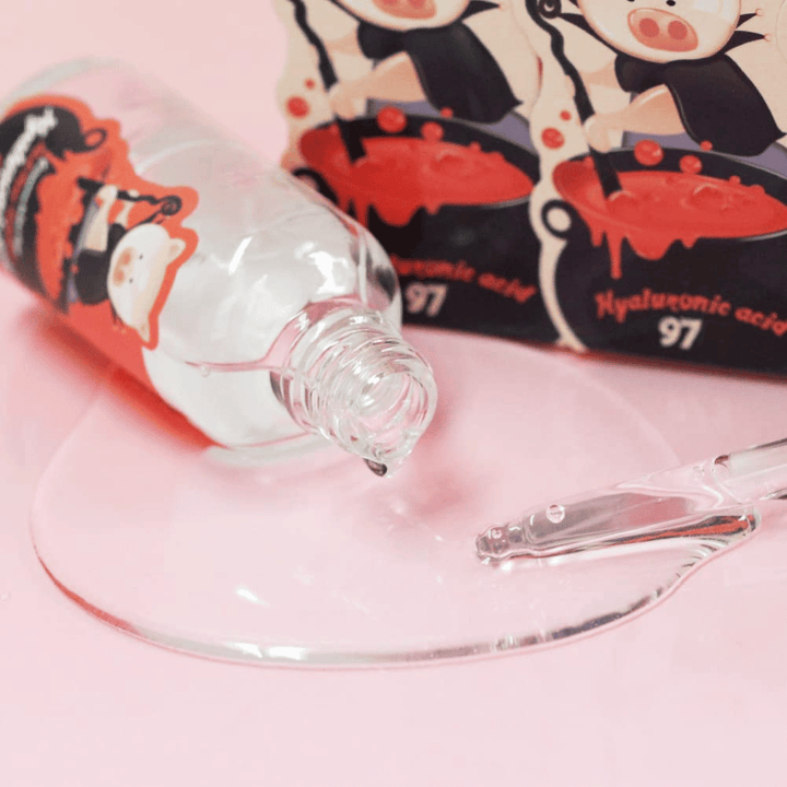 Κοντινό πλάνο του Elizavecca Hyaluronic Acid 97 με πιπέτα και καθαρή υφή ορού που απορροφάται γρήγορα και ενυδατώνει το δέρμα σε βάθος.