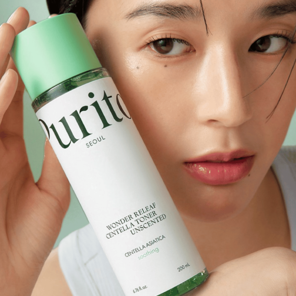 Purito Wonder Releaf Centella Toner Unscented είναι ένα απαλό τόνερ που ενυδατώνει και καταπραΰνει το δέρμα με τη βοήθεια της Centella Asiatica. Χωρίς άρωμα και ιδανικό για ευαίσθητο δέρμα, αυτό το τόνερ βοηθά στη διατήρηση του φραγμού υγρασίας του δέρματος και μειώνει τον ερεθισμό.