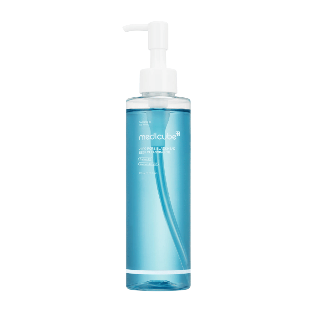 Μπουκάλι του Medicube Zero Pore Blackhead Deep Cleansing Oil σε μπλε συσκευασία με λευκή αντλία, σε λευκό φόντο.