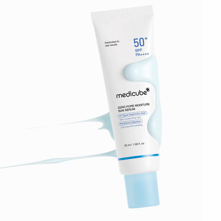 Medicube Zero Pore Moisture Sun Serum SPF50+ PA++++ περιβαλλόμενο από υφή προϊόντος που μοιάζει με serum. Ενυδατικό αντηλιακό με 10 τύπους υαλουρονικού οξέος για υγρασία, άνεση και καθημερινή προστασία UV.