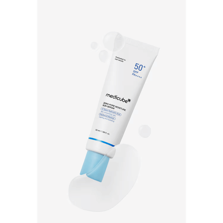 Medicube Zero Pore Moisture Sun Serum SPF50+ PA++++ με ελαφριά υφή serum. Η εικόνα αναδεικνύει την ενυδατική σύνθεση που βοηθά την επιδερμίδα να αισθάνεται απαλή, καταπραϋμένη και προστατευμένη από τον ήλιο.