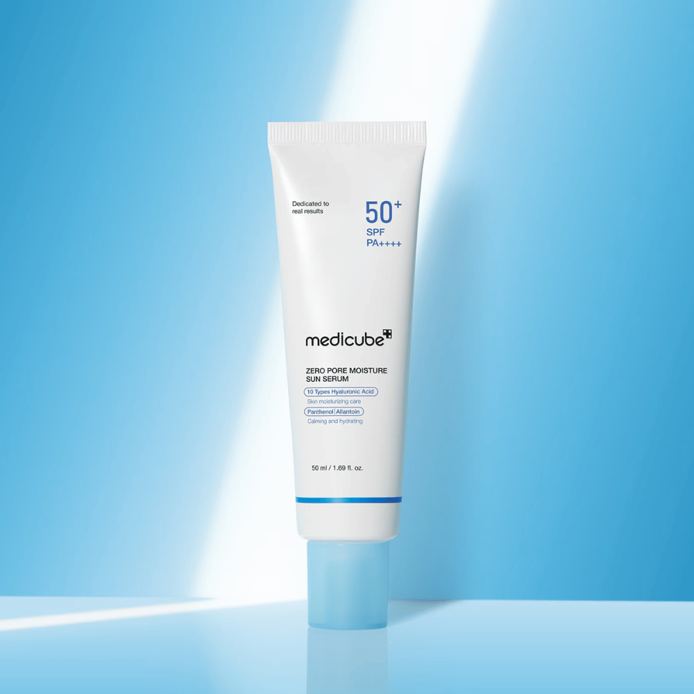 Medicube Zero Pore Moisture Sun Serum SPF50+ PA++++ παρουσιασμένο σε μπλε φόντο. Ενυδατικό αντηλιακό serum με υαλουρονικό οξύ, πανθενόλη και αλλαντοΐνη για καθημερινή προστασία UV και φροντίδα της επιδερμίδας.