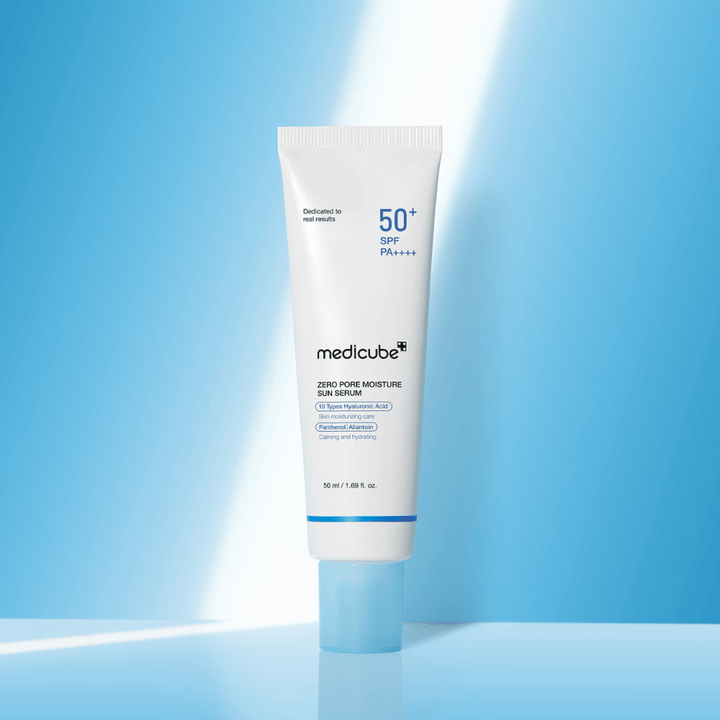 Medicube Zero Pore Moisture Sun Serum SPF50+ PA++++ παρουσιασμένο σε μπλε φόντο. Ενυδατικό αντηλιακό serum με υαλουρονικό οξύ, πανθενόλη και αλλαντοΐνη για καθημερινή προστασία UV και φροντίδα της επιδερμίδας.