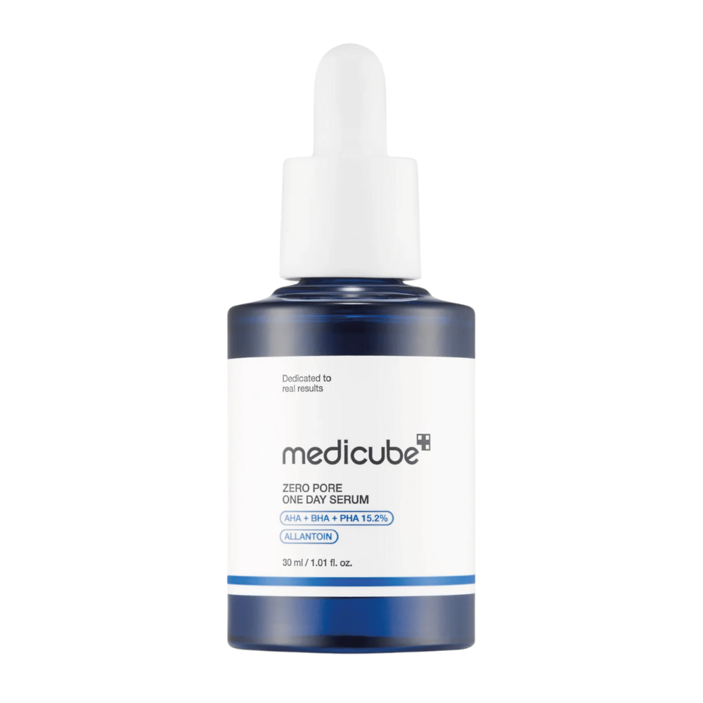 Μπουκάλι από Medicube Zero Pore One Day Serum με λευκή ετικέτα και μπλε λεπτομέρειες, ένα απολεπιστικό προϊόν με AHA, BHA και PHA, σε λευκό φόντο.
