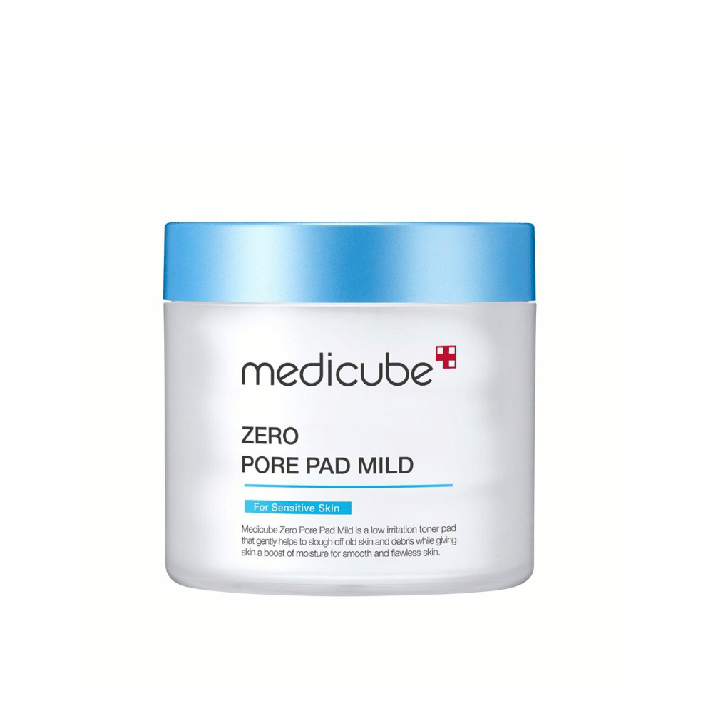 Medicube Zero Pore Pad Mild είναι ένα απαλό pad τονωτικής λοσιόν για ευαίσθητο δέρμα. Βοηθά στην απαλή απολέπιση των νεκρών κυττάρων και των ακαθαρσιών ενώ προσφέρει υγρασία για απαλή και λεία επιδερμίδα. Το προϊόν έχει μπλε και λευκή συσκευασία, ιδανική για καθημερινή χρήση.