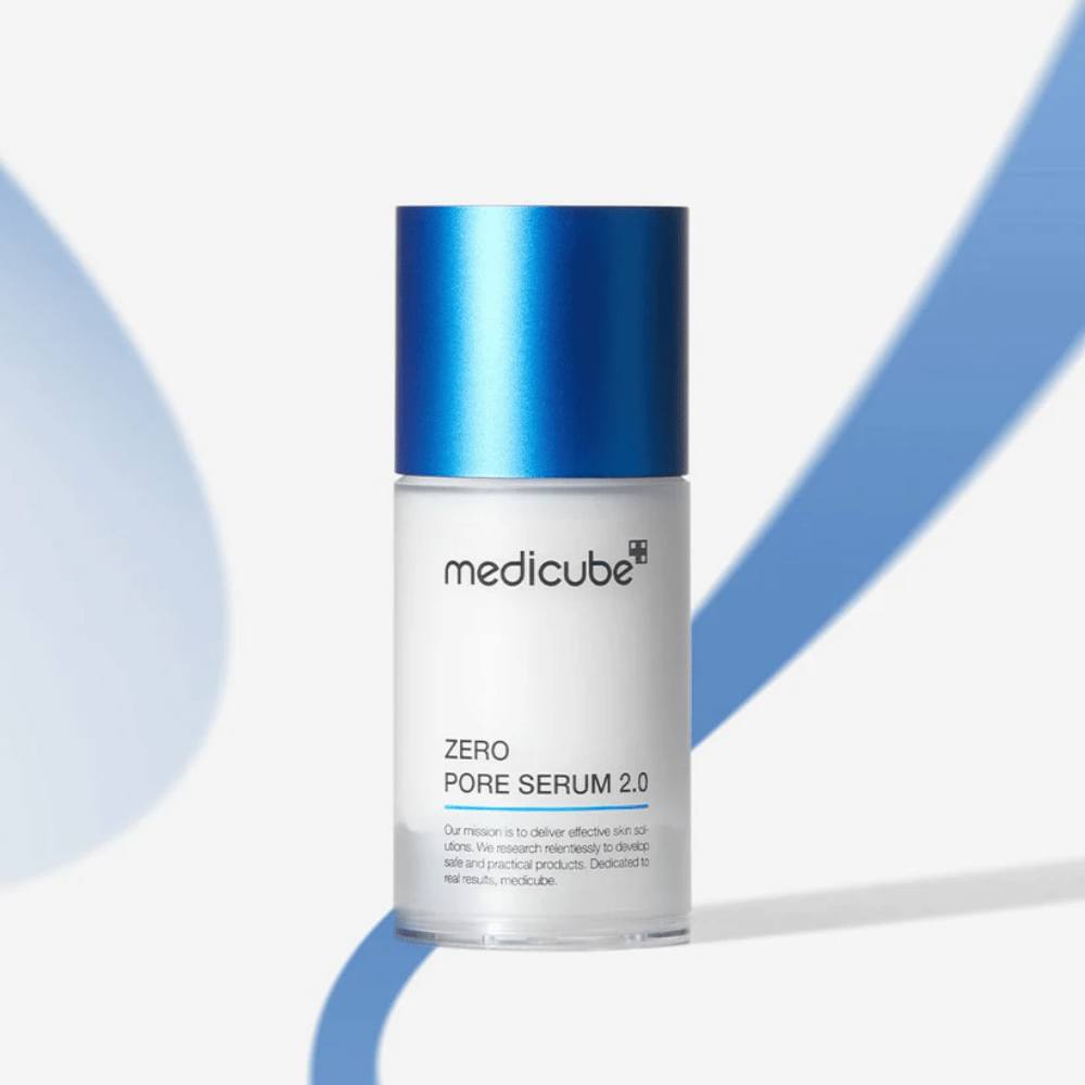 Medicube Zero Pore Serum 2.0 σε κομψή συσκευασία με μπλε καπάκι, ένας αποτελεσματικός ορός προσώπου για πιο λείο δέρμα και μειωμένο μέγεθος πόρων.