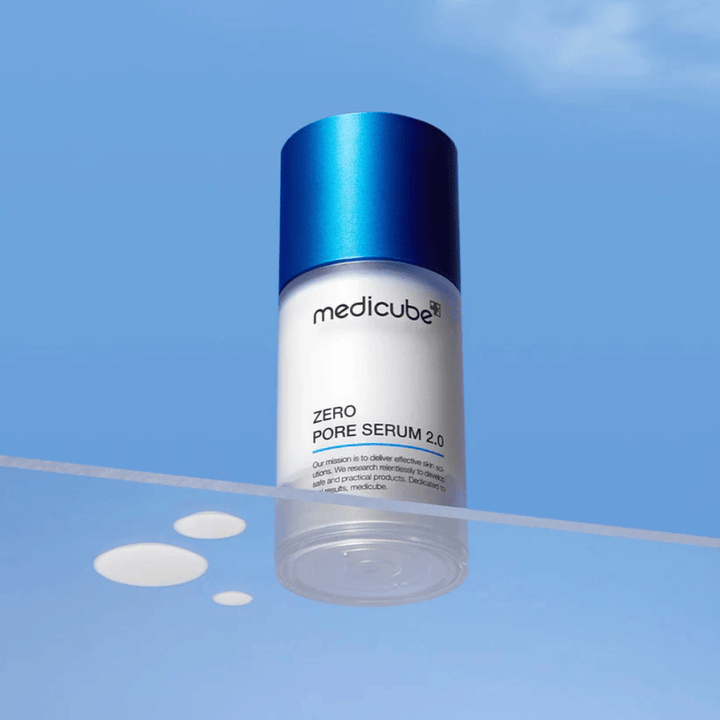 Εικόνα προϊόντος του Medicube Zero Pore Serum 2.0 σε μπλε φόντο, ένας ορός που μειώνει τους πόρους και έχει αναπτυχθεί για να ισορροπεί το δέρμα και να βελτιώνει τη δομή του δέρματος.
