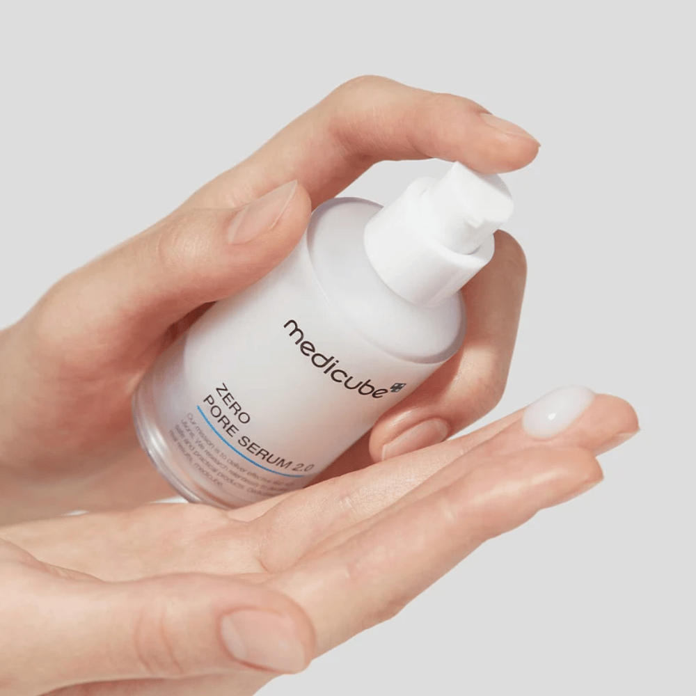 Medicube Zero Pore Serum 2.0 σε αντλία που δοσομετρείται στο χέρι, ένας ελαφρύς ορός που απορροφάται γρήγορα και βοηθά στη μείωση των ορατών πόρων.
