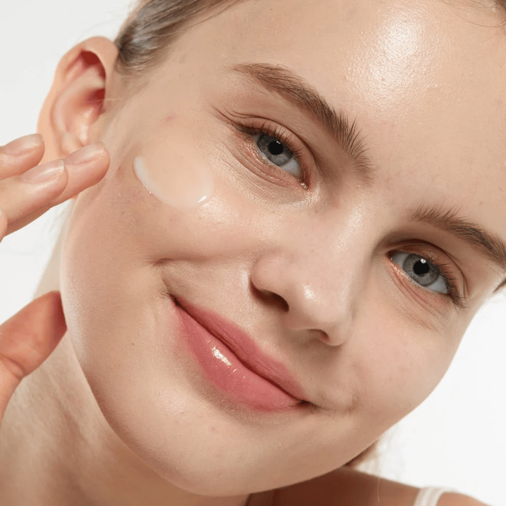Μοντέλο που εφαρμόζει Medicube Zero Pore Serum 2.0 στο μάγουλο, ένας ορός που βελτιώνει τους πόρους και προσφέρει ομοιόμορφη υφή δέρματος, ενυδάτωση και φυσική λάμψη.