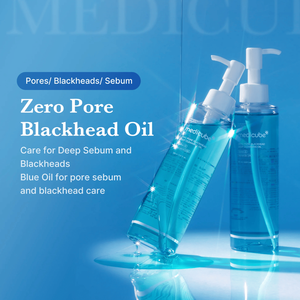 Δύο μπουκάλια του Medicube Zero Pore Blackhead Deep Cleansing Oil σε μπλε φόντο με κείμενο που αναδεικνύει την επίδρασή του στους πόρους, το σμήγμα και τα μαύρα στίγματα.