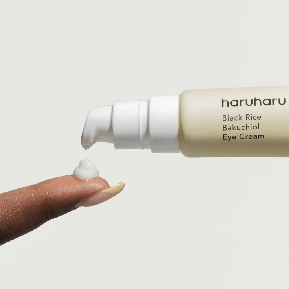 HaruHaru Wonder Black Rice Bakuchiol Eye Cream – κοντινή λήψη αντλίας που διανέμει κρέμα στην άκρη του δακτύλου, δείχνοντας την υφή για ενυδάτωση και αντιγήρανση.