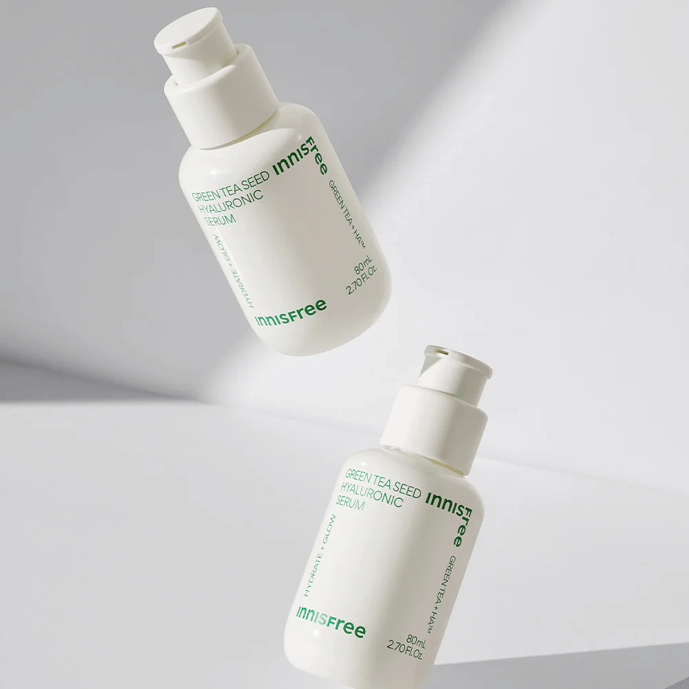 Innisfree Green Tea Seed Hyaluronic Serum 80ml μπουκάλι σε μια λευκή επιφάνεια.