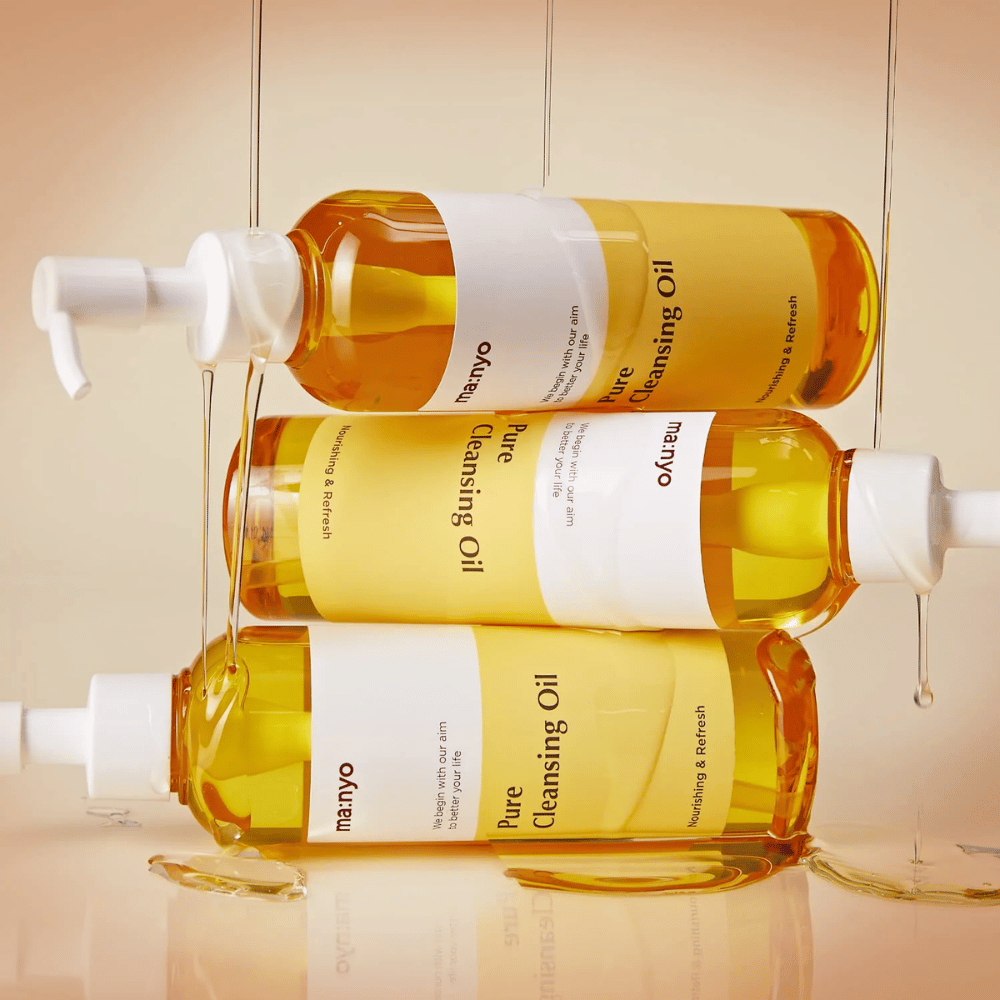Τρία μπουκάλια ma:nyo Pure Cleansing Oil 200ml στοιβαγμένα για περιποίηση δέρματος και αφαίρεση μακιγιάζ.