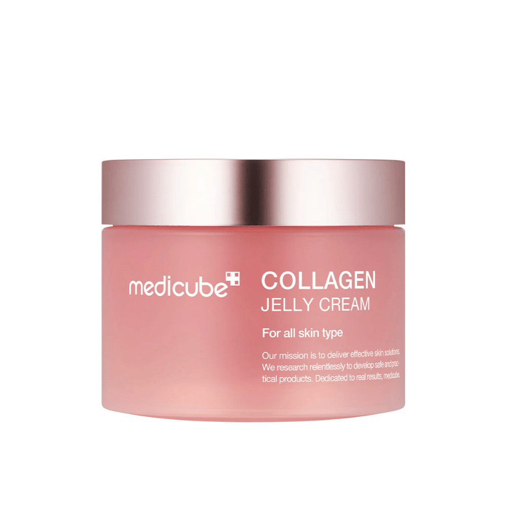 Medicube Collagen Jelly Cream σε ένα ροζ δοχείο με ασημένιο καπάκι. Το προϊόν είναι σχεδιασμένο για όλους τους τύπους δέρματος και υπόσχεται αποτελεσματική περιποίηση με έμφαση στο κολλαγόνο για να βελτιώσει την ελαστικότητα και την ενυδάτωση του δέρματος.
