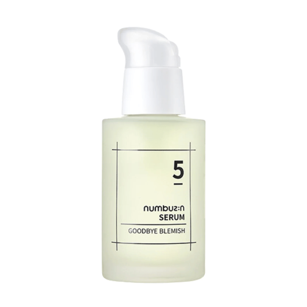 Ένα μπουκάλι No.5 Goodbye Blemish Serum 50ml από numbuzin σε λευκό φόντο.