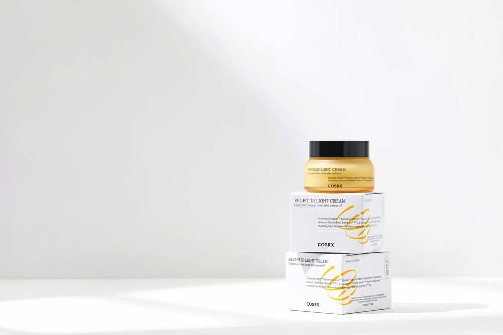 Ένα πακέτο COSRX Full Fit Propolis Light Cream κουτιά 65 ml.