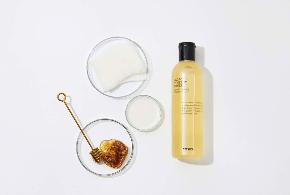 Ένα μπουκάλι COSRX Full Fit Propolis Synergy Toner 150ml με αντιφλεγμονώδεις και αντιβακτηριακές επιδράσεις, τοποθετημένο σε λευκή επιφάνεια.
