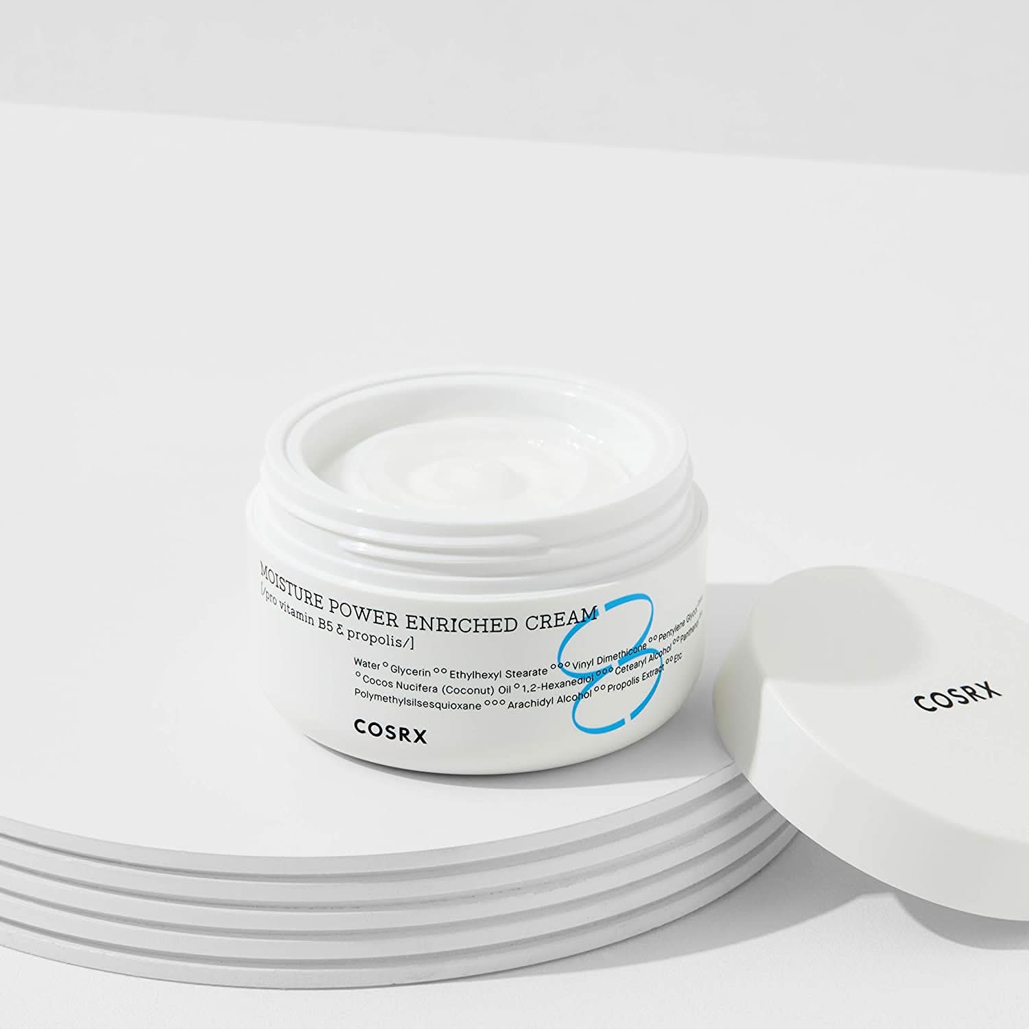 Ένα βάζο COSRX Moisture Power Enriched Cream 50ml που βρίσκεται πάνω σε ένα τραπέζι.