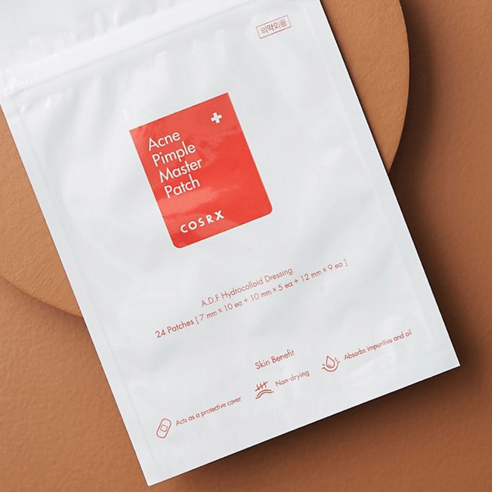Ένα πακέτο COSRX Acne Pimple Master Patch (1πακέτο x 24 επιθέματα) σε καφέ φόντο, με τεχνολογία υδροκολλοειδούς για τη θεραπεία της ακμής και των σπυριών.