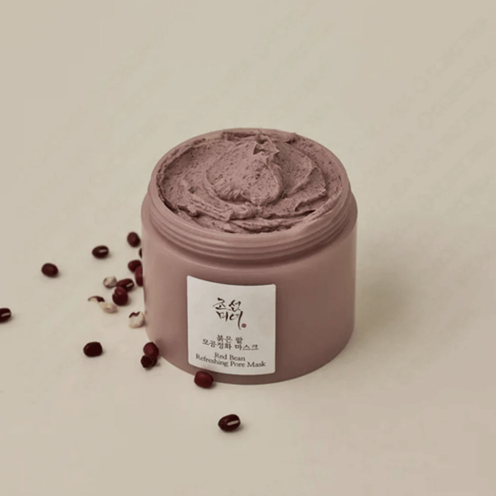 Ένα βάζο Red Bean Refreshing Pore Mask 140ml από Beauty of Joseon με μαύρα στίγματα.