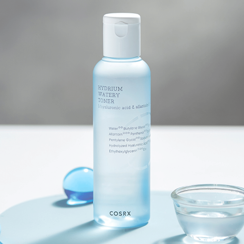 Ένα COSRX Hydrium Watery Toner 150ml, ένα ενυδατικό τονωτικό προσώπου με υαλουρονικό οξύ.