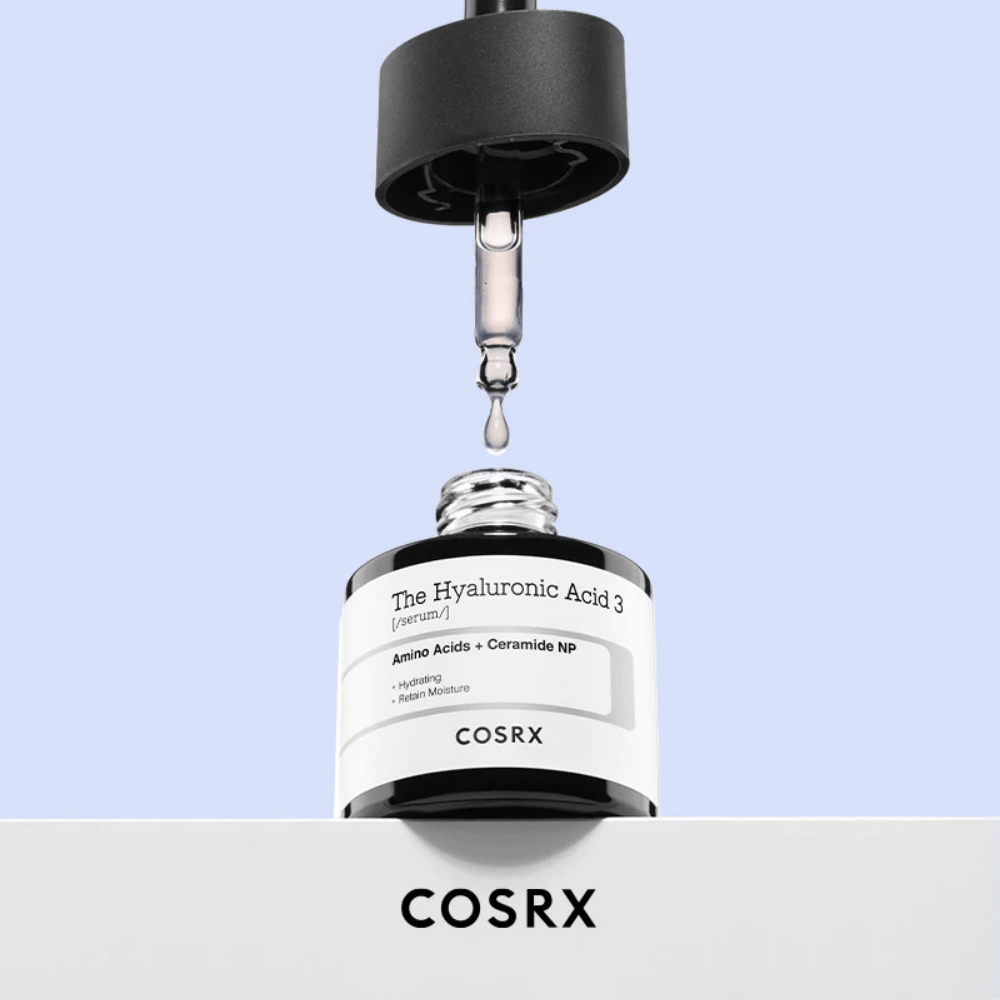 Ένας ορός με σταγονόμετρο, που περιέχει το COSRX:s The Hyaluronic Acid 3 Serum 20ml για να υποστηρίξει το ενυδατικό φράγμα του δέρματος.