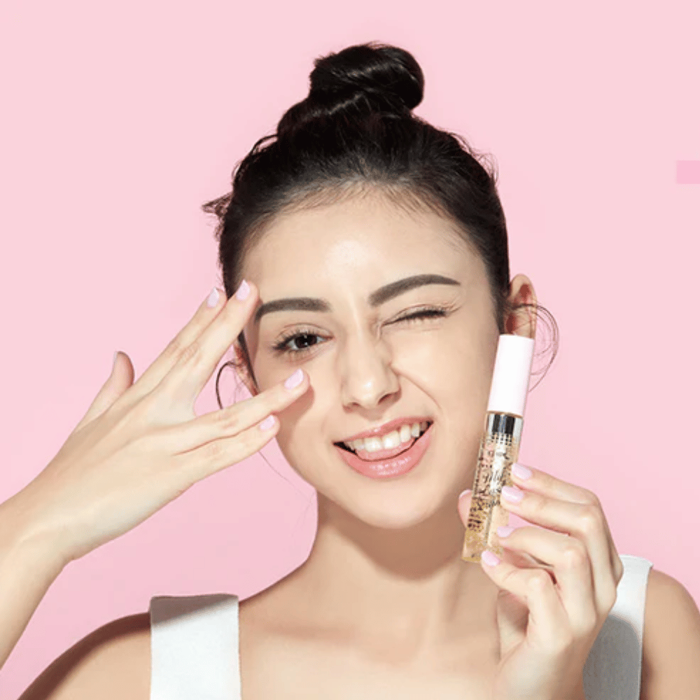 Μια γυναίκα κρατάει ένα μπουκάλι ETUDE My Lash Serum 9g στο πρόσωπο για να ενισχύσει τις βλεφαρίδες.