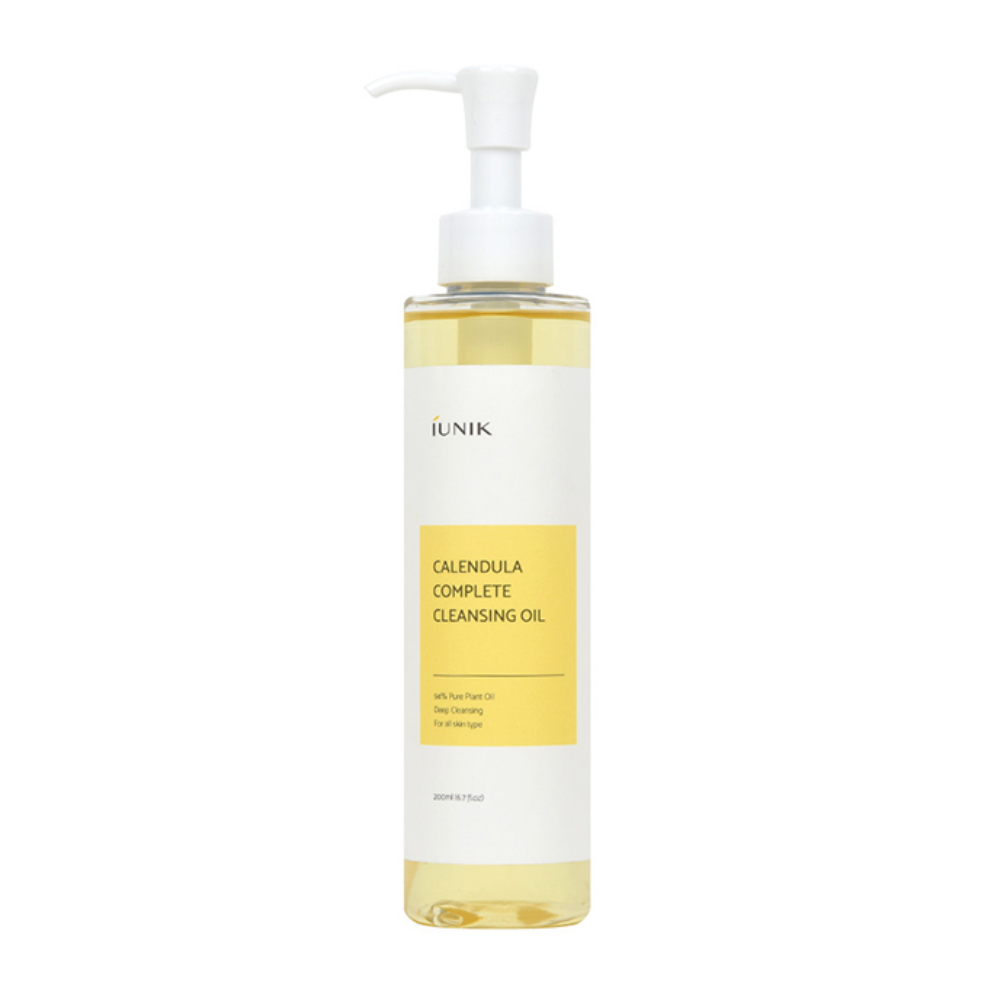 Ένα μπουκάλι iUNIK Calendula Complete Cleansing Oil 200ml για να αφαιρέσετε υπολείμματα μακιγιάζ με κίτρινη ετικέτα σε λευκό φόντο.