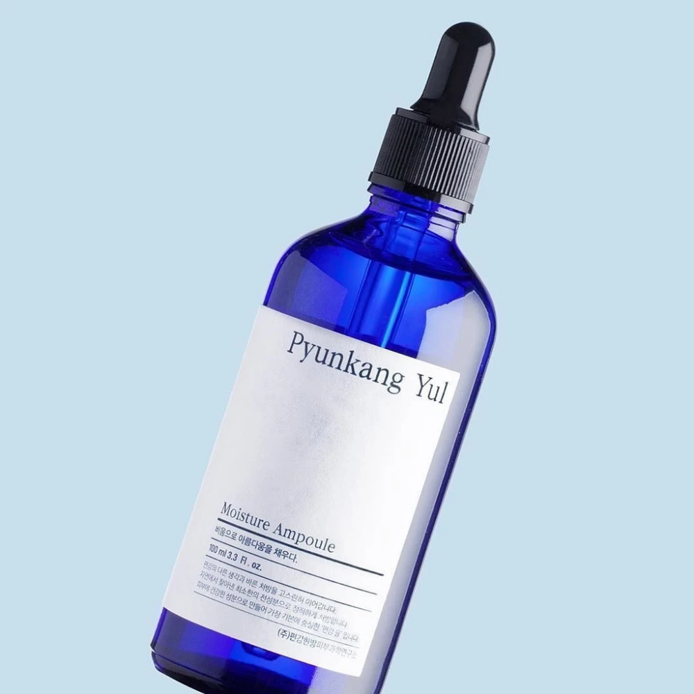 Ένα μπλε μπουκάλι σε μπλε φόντο με το Pyunkang Yul's Moisture Ampoule 100ml serum.
