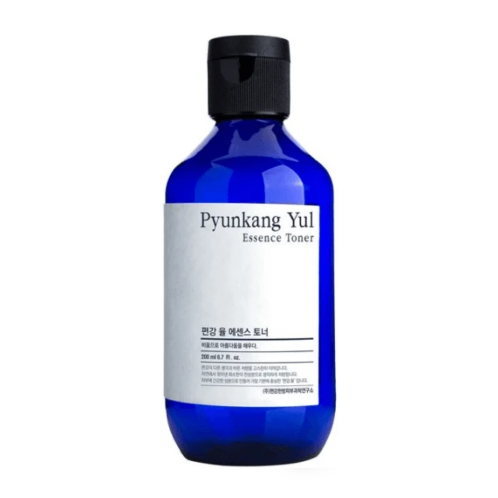 Ένα Pyunkang Yul Essence Toner εμπλουτισμένο με εκχύλισμα ρίζας αστράγαλου για ενυδάτωση του δέρματος.