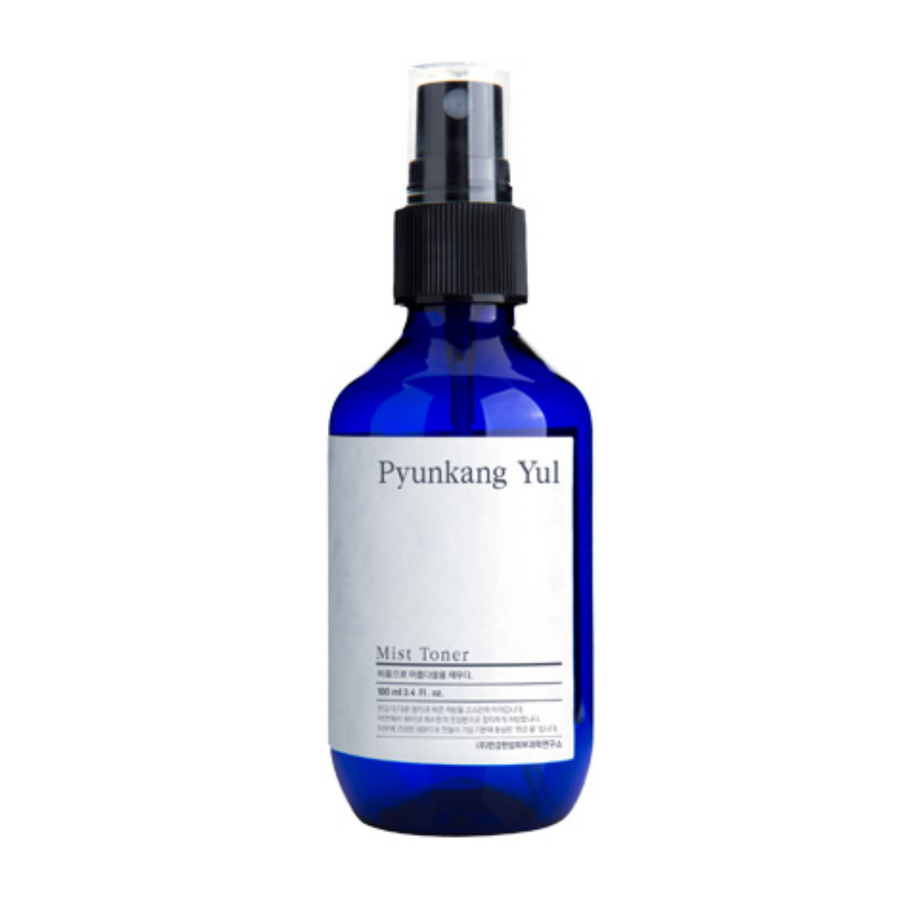 Ένα μπουκάλι Pyunkang Yul Mist Toner, τέλειο για λάτρεις των υποαλλεργικών τονωτικών, σε λευκό φόντο.