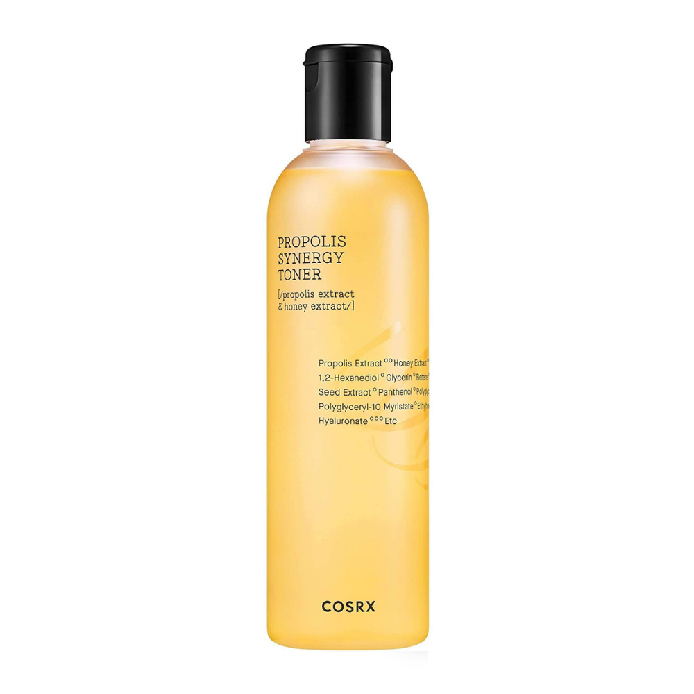 Ένα μπουκάλι COSRX Full Fit Propolis Synergy Toner 150ml με αντιφλεγμονώδεις και αντιβακτηριακές επιδράσεις σε λευκό φόντο.