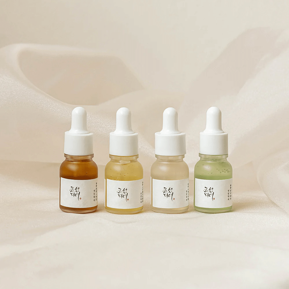 Τέσσερα μπουκάλια Beauty of Joseon Hanbang Serum Discovery Kit 4 τεμ σε λευκό φόντο.