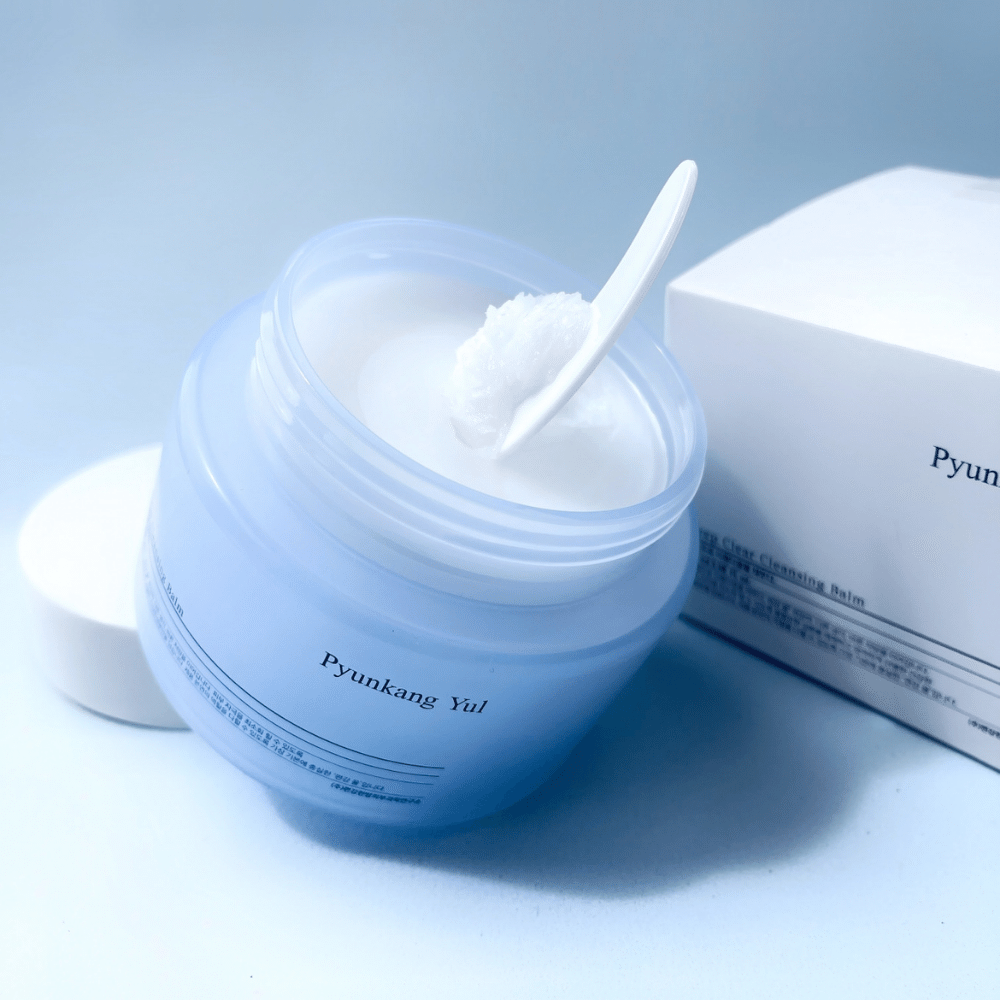 Ένα βάζο Pyunkang Yul Deep Clear Cleansing Balm 100ml με ένα κουτάλι δίπλα.