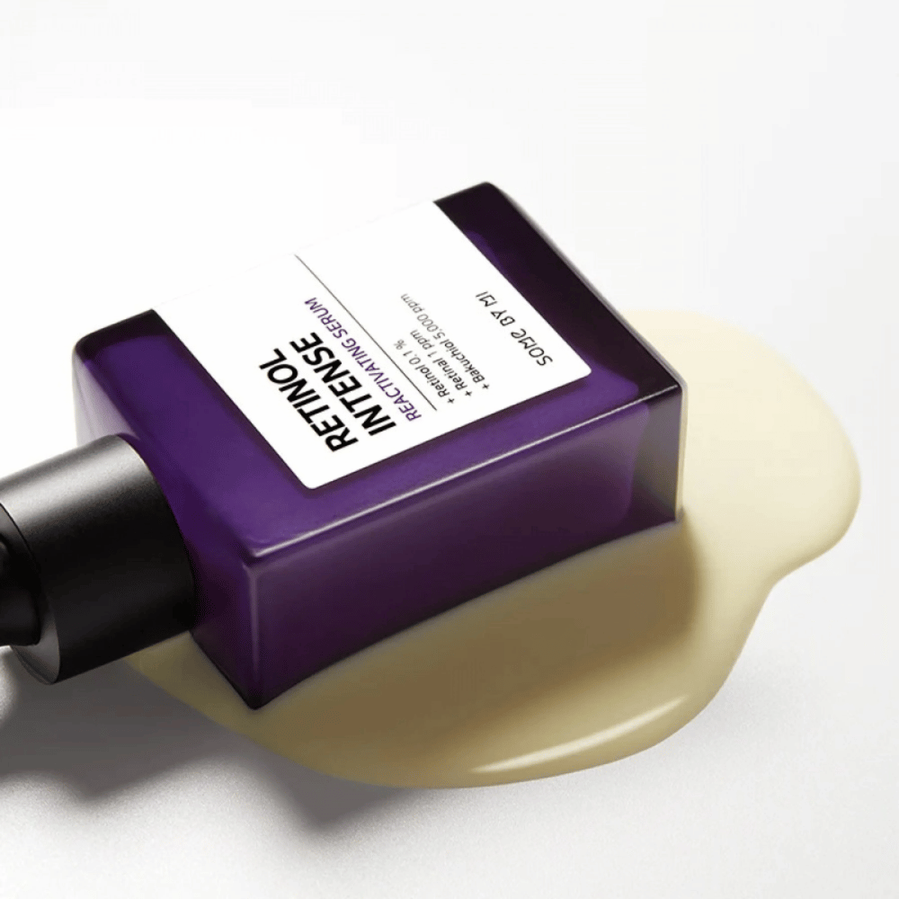 Ένα μπουκάλι SOME BY MI Retinol Intense Reactivating Serum 30ml που βρίσκεται πάνω σε μια λευκή επιφάνεια.