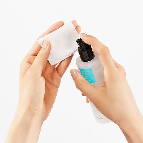 Ένα χέρι που δείχνει τη χρήση του COSRX Two In One Poreless Power Liquid 100ml για λιπαρό δέρμα.