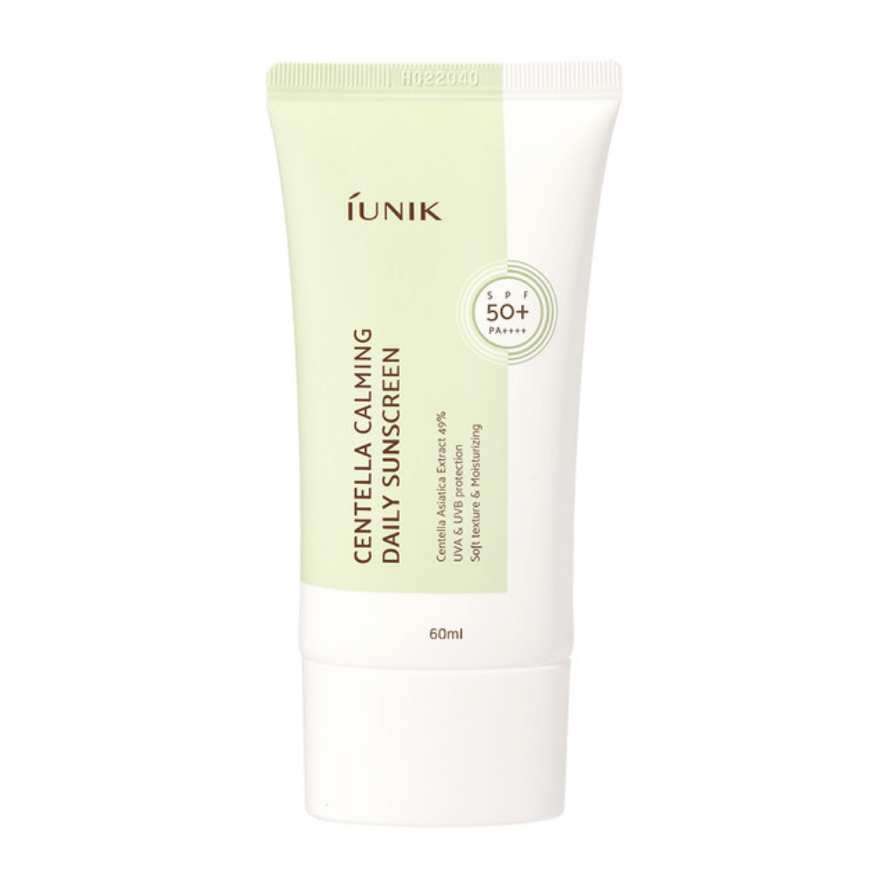 Ένας σωλήνας iUNIK Centella Calming Daily Sunscreen 60ml με SPF 50+ και προστασία από τις ακτίνες UVA και UVB σε λευκό φόντο.