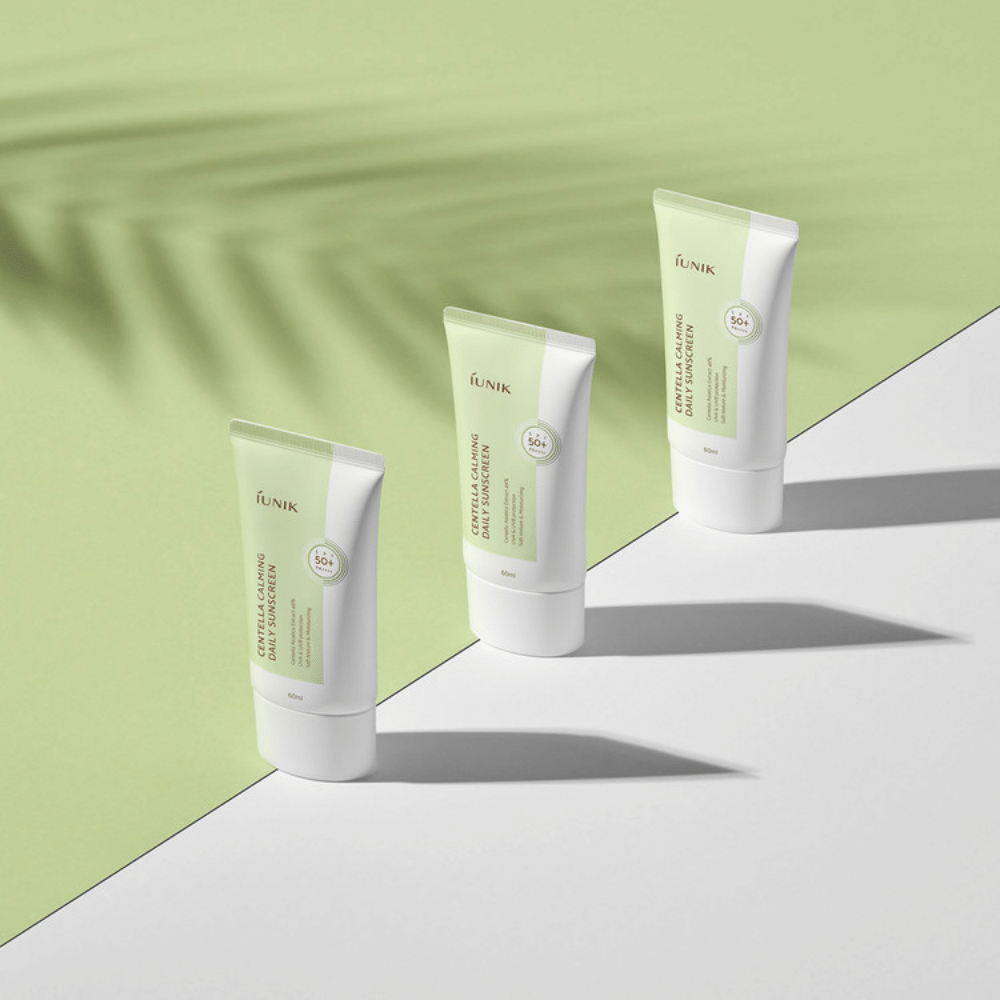 Τρεις σωλήνες iUNIK Centella Calming Daily Sunscreen με SPF 50+ προστασία από τις ακτίνες UVA και UVB σε λευκό φόντο.